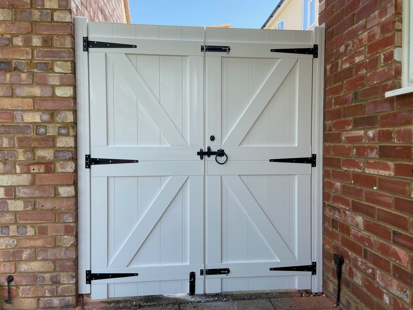 PVC Double Gates for Driveways and Gardens | W: 2401 - 2750mm, H: 1800mm | Flat Top