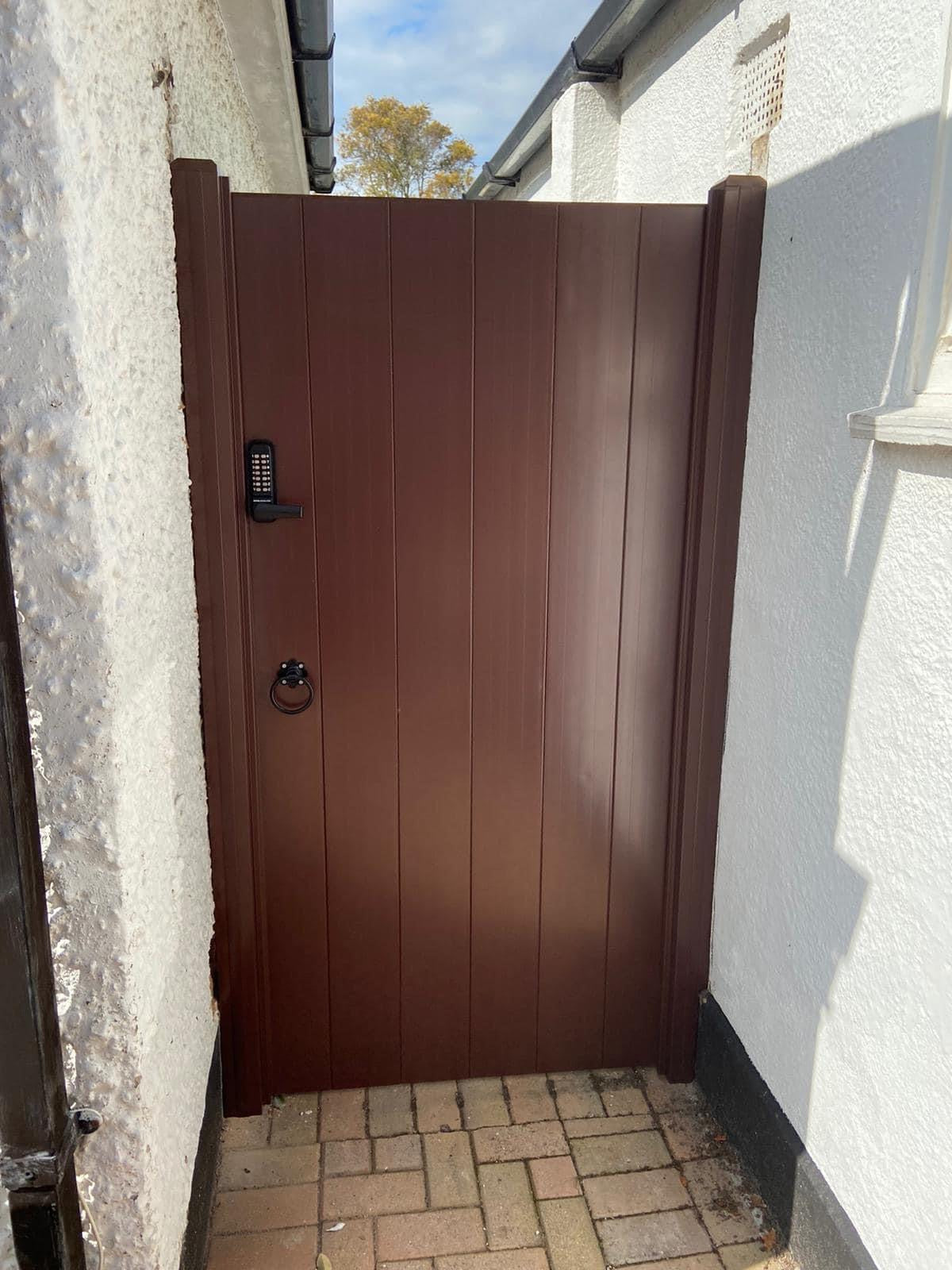PVC Plastic Side Gate | W: 901 – 1200mm, H: 1800mm | Flat Top